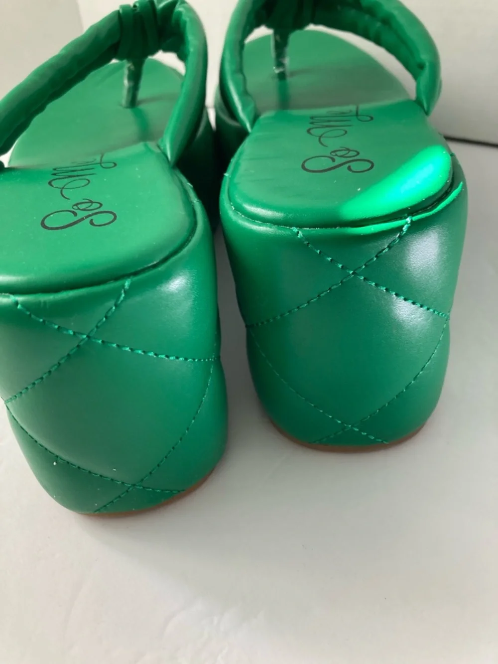 So Me Emerald Green Padded thong Platform women’s Sandals size 8.5. 3in heels
